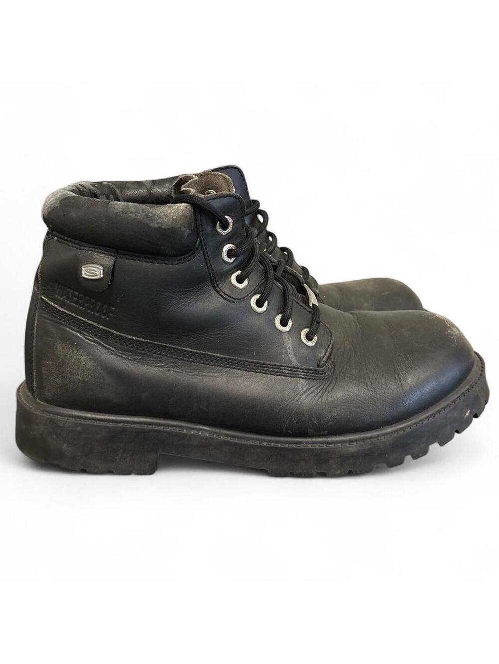 Crazy Y2K grunge, sketchers combat boots.